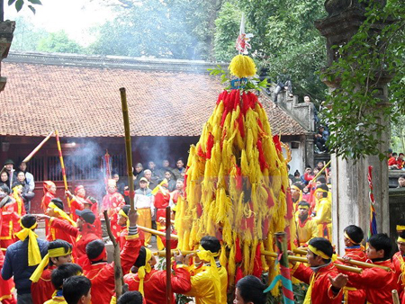 Nghi thức dâng hoa tre tại Lễ hội Gióng đền Sóc Sơn.